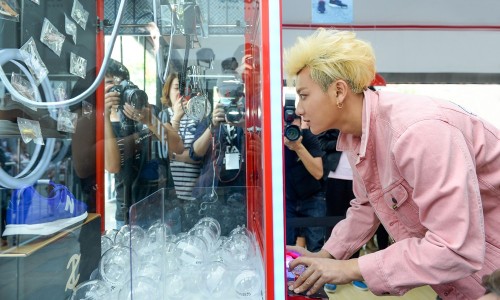 黄子韬现身 New Balance 247 期间限定潮流便利店